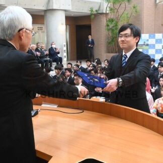 ３００人新たな一歩　釧公大で学位授与式【釧路市】(2024-03-23)