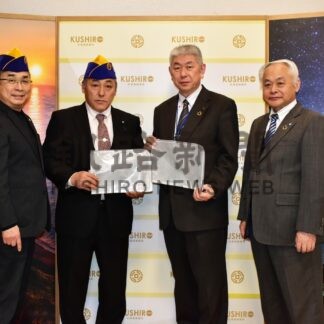 タブレットケース、新１年生に寄贈　釧路湿原ライオンズク【釧路町】(2024-03-24)