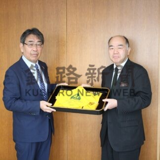 新入学児童に黄色いハンカチ　本社、市に寄贈【釧路市】(2024-03-26)