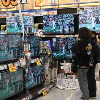 店内テレビで別高応援　１００満ボルト釧路店【釧路町】(2024-03-21)