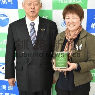 女性ドライバークに全国交通安全優良表彰　町長に受賞報告【弟子屈】(2024-03-30)