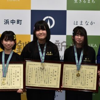 かるた全道Ｖたたえ　小学生チームに町奨励賞【浜中】(2024-03-31)