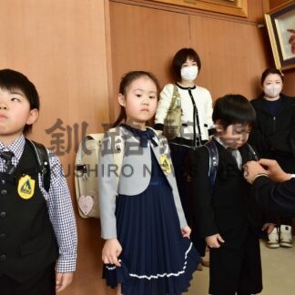 新１年生の交通事故防げ、黄色いワッペンやクリアファイル贈呈【根室】(2024-03-30)