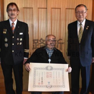 消防団活動に尽力　村さんに高齢者叙勲伝達【根室】(2024-04-01)