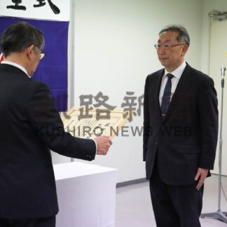 退職の加藤落石小校長に感謝状　教員生活の労ねぎらう【根室】(2024-03-24)