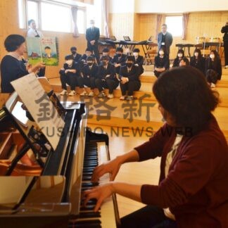 卒業祝いに読み聞かせ　星の子、庶路学園で【白糠】(2024-03-10)