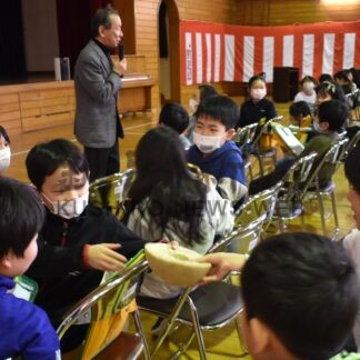 阿寒湖のマリモなぜ丸い？　清明小で若菜さん授業【釧路市】(2024-03-22)