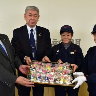 新１年生の交通安全願い　防火クラブがマスコット寄贈【釧路町】(2024-04-01)