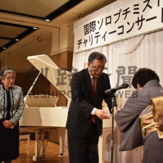 遊学館や団体に図鑑41冊と10万円寄付　ソロプチミスト釧路【釧路市】(2024-04-21)