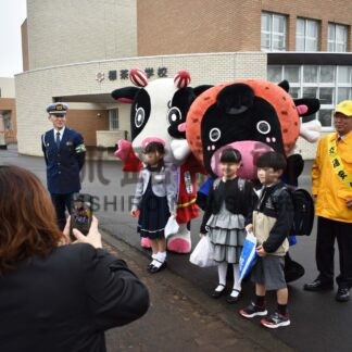 登下校の事故防止願い　新１年生に交通安全ＰＲ【標茶】(2024-04-10)
