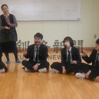 アイヌ民族の歌や踊り学ぶ　釧路明輝高、講師迎え授業【釧路市】(2024-04-25)