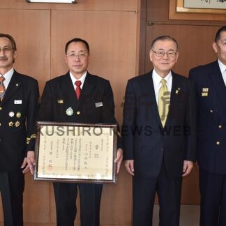 小林さんに永年勤続功労章　消防長官表彰伝達【根室】(2024-04-02)