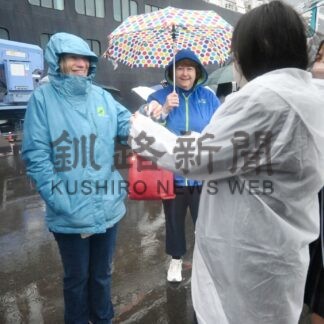 釧商生 クルーズ客をおもてなし　外国語で声掛け、けん玉披露【釧路市】(2024-05-01)