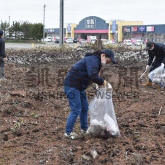 東武従業員ら店舗周辺清掃活動【中標津】(2024-04-28)