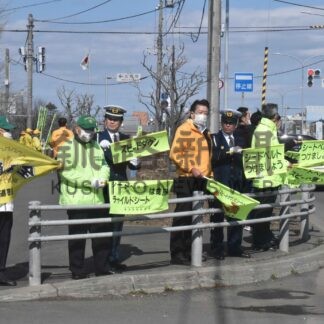 交通事故防止を呼び掛け　「旗の波運動」で街頭啓発【根室】(2024-04-12)