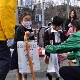 新入学児童に啓発セット　交通安全と防犯呼び掛け【厚岸】(2024-04-09)