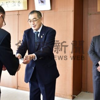 市新庁舎に自動血圧計　根室ロータリーク寄贈【根室】(2024-05-01)