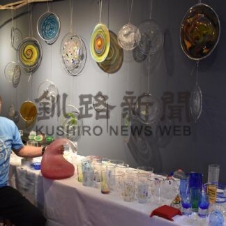 ガラス作品色鮮やか　長谷川さん個展【釧路市】(2024-04-28)