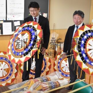 鳥取小に「しゃんしゃん傘」　鳥商女性会が寄贈【釧路市】(2024-04-29)