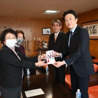 市内の小中学校へ図書券３０万円寄贈【釧路市】(2024-04-02)