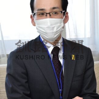 黒部市からの派遣職員交代　澤武さん帰任、青木さん着任【根室】_1(2024-04-07)