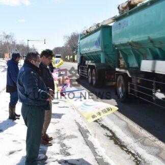 旗の波で交通安全啓発_1(2024-04-12)