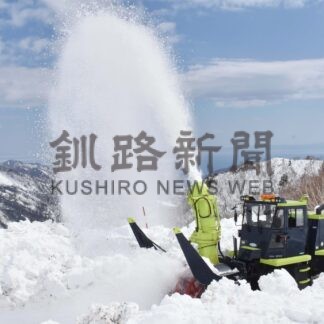 知床の春切り開く　横断道の除雪作業公開【羅臼】(2024-04-06)
