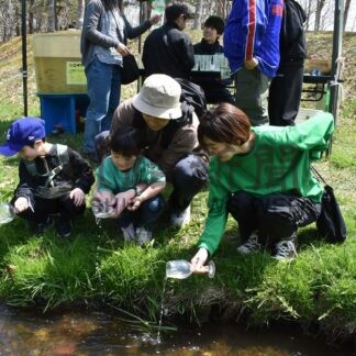 稚魚放流やカヌー楽しむ　標津サーモン科学館、イベントにぎわう【標津】(2024-05-04)