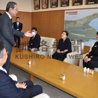 笠井選手「日本一目指す」　別海出身、町役場表敬【別海】_1(2024-05-16)