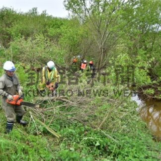 新野牧場周辺排水路で雑木伐採　建設３社がボランティア【釧路市】(2024-05-19)