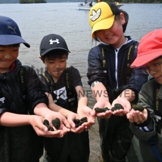 阿寒湖のマリモ守りたい　義務教育学校生が観察会【釧路市】(2024-05-24)