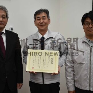 １０年間無償でグラウンド整備　弟子屈高、明盛建設に感謝状【弟子屈】(2024-05-22)