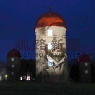 遅咲き桜とサイロ映える　明治公園でライトアップと投影【根室】(2024-05-05)