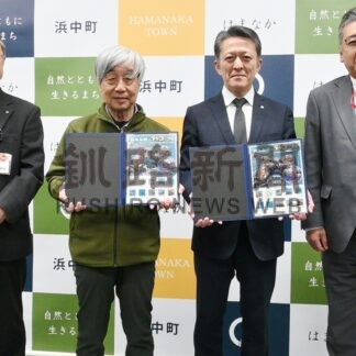 霧多布のラッコ 切手に　片岡さん撮影、親子ほのぼの【浜中】(2024-05-05)