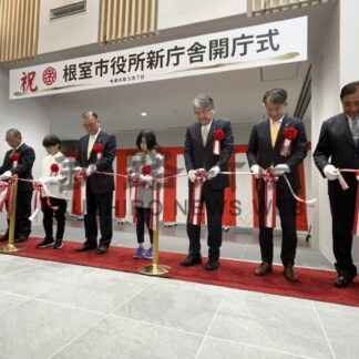 市役所新庁舎 開庁祝う　来賓ら１５０人、職員業務開始【根室】(2024-05-08)