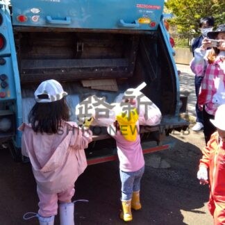 園児、ごみを収集車に投入　白樺幼稚園で体験学習【釧路市】(2024-05-26)