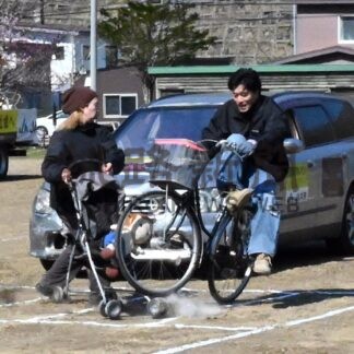 自転車事故防げ　厚岸中で教室、スタントマン再現【厚岸】(2024-05-08)