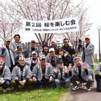 柳町公園で桜楽しむ　杉元さんら名所目指し祝宴【釧路市】(2024-05-07)