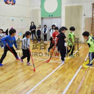 子供たち室内ホッケー楽しむ　ユニホック大会【釧路市】(2024-05-28)