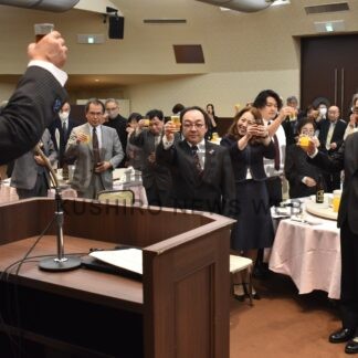 「くしろマチナカＬｉｎｅｒｎｏｔｅｓ」本紙文化欄に連載１００回　記念で祝賀会【釧路市】(2024-05-07)