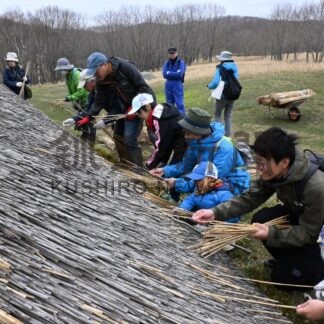北斗遺跡の魅力体感　家族連れが屋根ふき体験【釧路市】(2024-05-06)