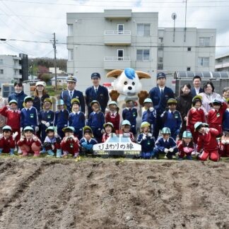 ヒマワリ大きくなあれ　交通安全を願い園児種植え【弟子屈】(2024-05-23)