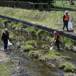 湯川排水路や道路など清掃　クニオカ工業【弟子屈】(2024-05-20)