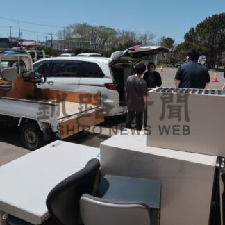 目当ての備品求め行列　市役所旧庁舎で譲渡会【根室】(2024-05-19)