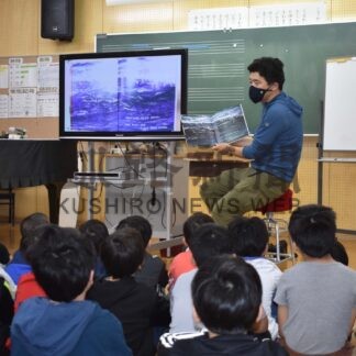 サケ生態 写真絵本で紹介　標津小で読み聞かせ【標津】(2024-05-20)