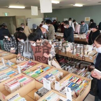根室の古本市、市民で盛況　益金、図書館へ【根室】(2024-06-24)