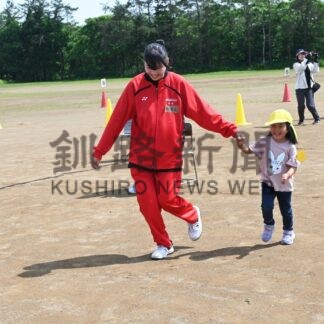 手をつなぎ、笑顔でゴール　阿寒で幼小中高が交流会【釧路市】(2024-07-01)