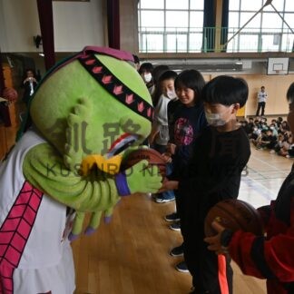 バスケットボール７５個寄贈　レバンガ北海道、釧路、白糠町の８学校に(2024-06-28)