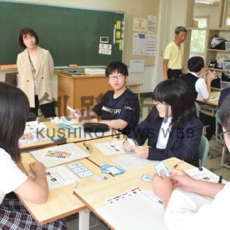 ＳＤＧｓ カードで学ぶ　ＪＩＣＡ職員招き授業　上春別中【別海】(2024-06-17)