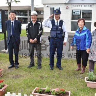 遠矢交番前に花の苗植栽　緑町内会老ク絆の会【釧路町】(2024-06-07)
